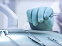 005穴のある白い椅子