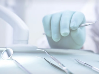 005穴のある白い椅子